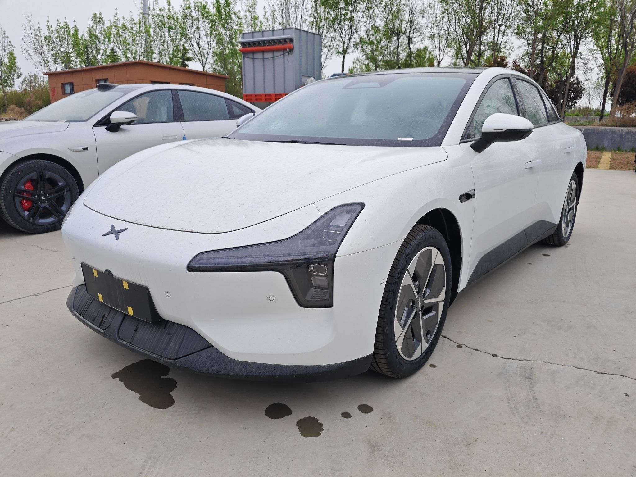 Под передней частью автомобиля