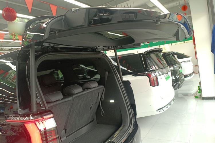 Used Zeekr 009 2024 7-Seater Walk-Through Version Four-Wheel Drive 108 kWh Trunk