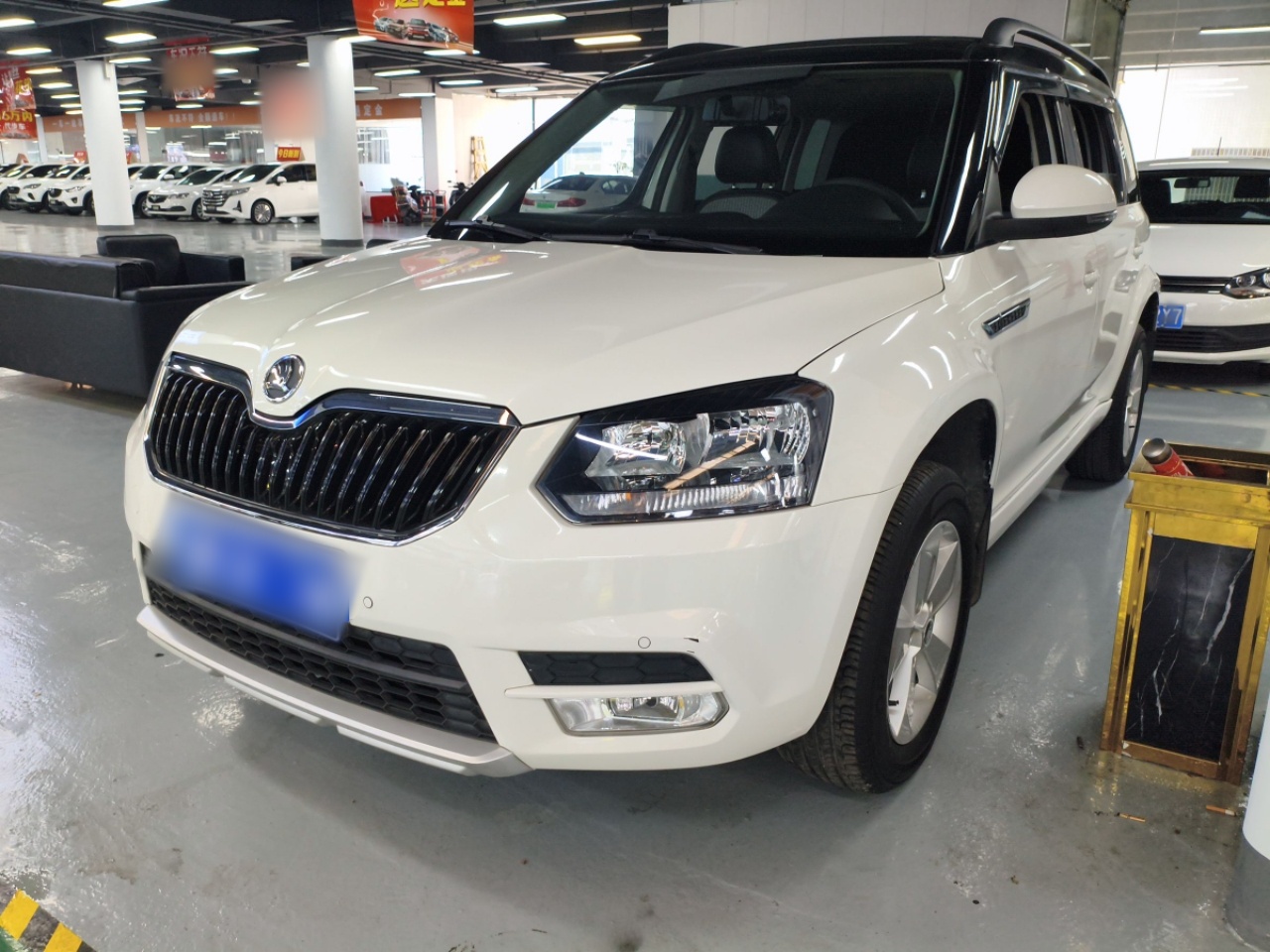 تحت مقدمة السيارة