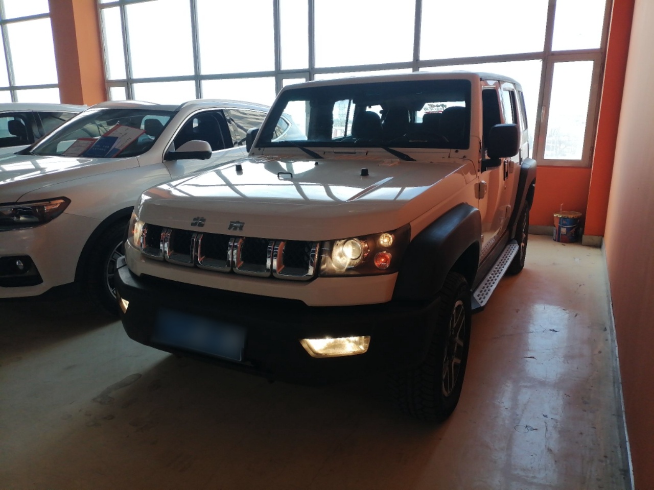 Под передней частью автомобиля