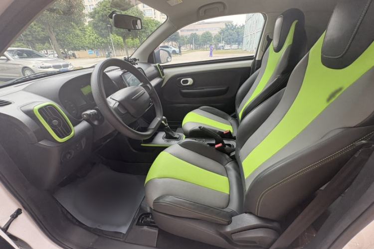 Used Roewe Clever 2021 302 km New Four-Seater Super-Efficient Version Interior 2