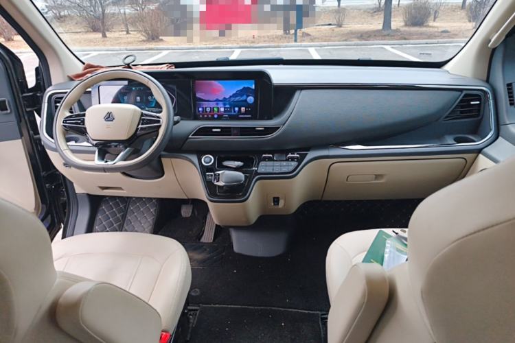 Used Sinotruk Pioneer V 2025 Multi-Function PRO Version 2.0T Automatic Short Wheelbase Low Roof Center Console