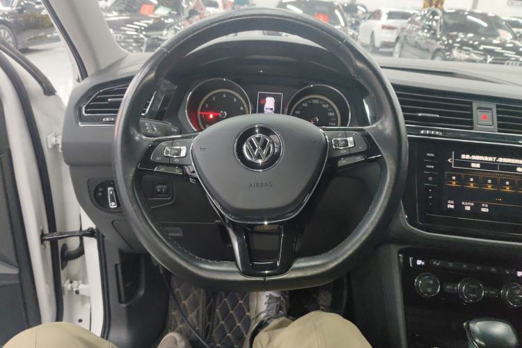 Used Volkswagen Tiguan L 2019 Revised 330TSI Automatic Two-Wheel Drive Smart & Luxury Edition China VI Standard
