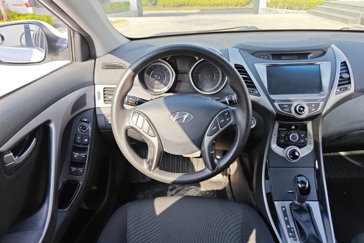 Used Hyundai Elantra (5th Generation / Langdong) 2016 1.6L Automatic Prestige Model Interior 2