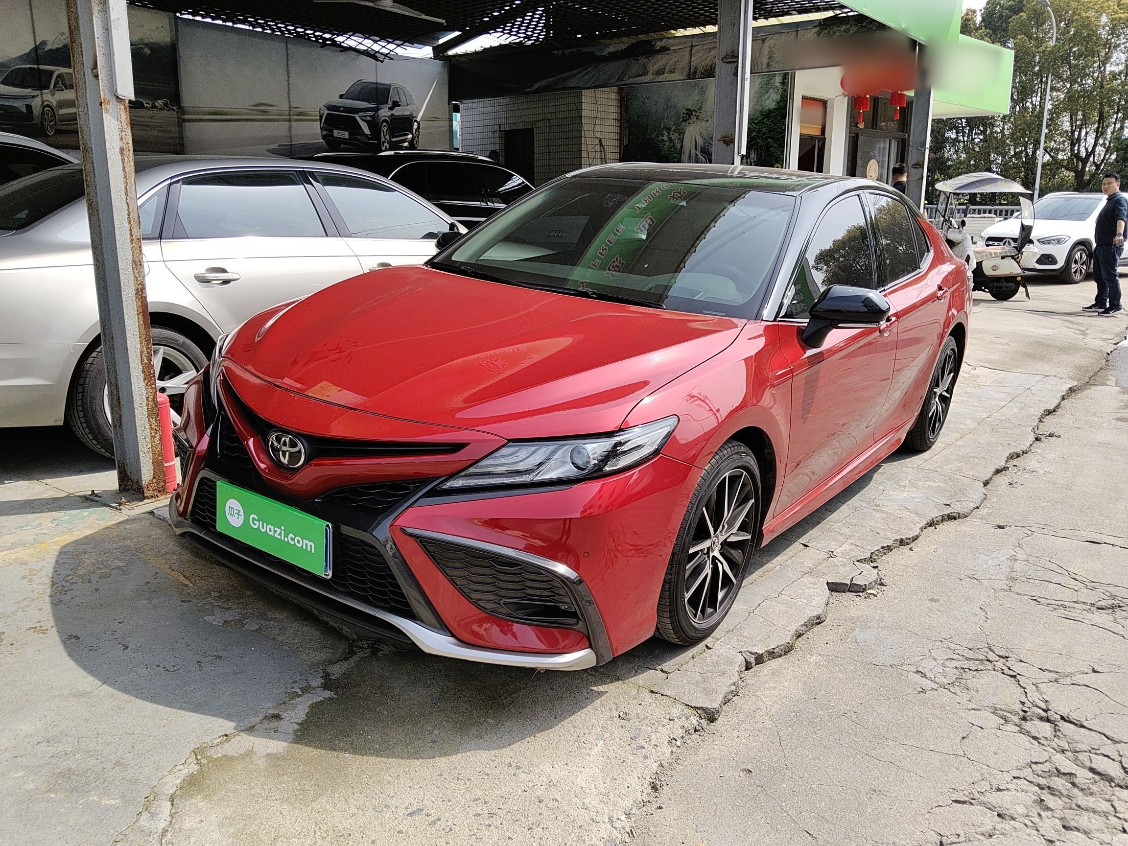 تحت مقدمة السيارة