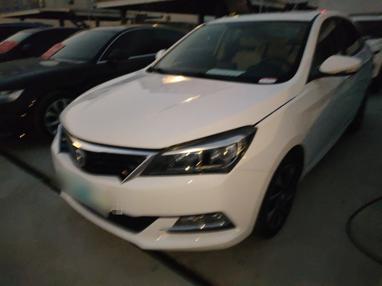 Под передней частью автомобиля