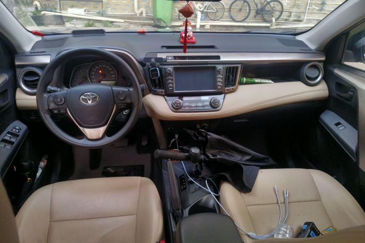 Used Toyota RAV4 2015 2.0L CVT Two-Wheel Drive Fashion Edition Center Console