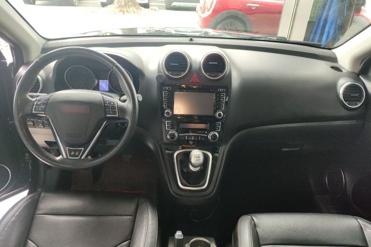 Used Haval H6 2013 Upgraded Model 1.5T Manual Two-Wheel Drive Elite Version Center Console