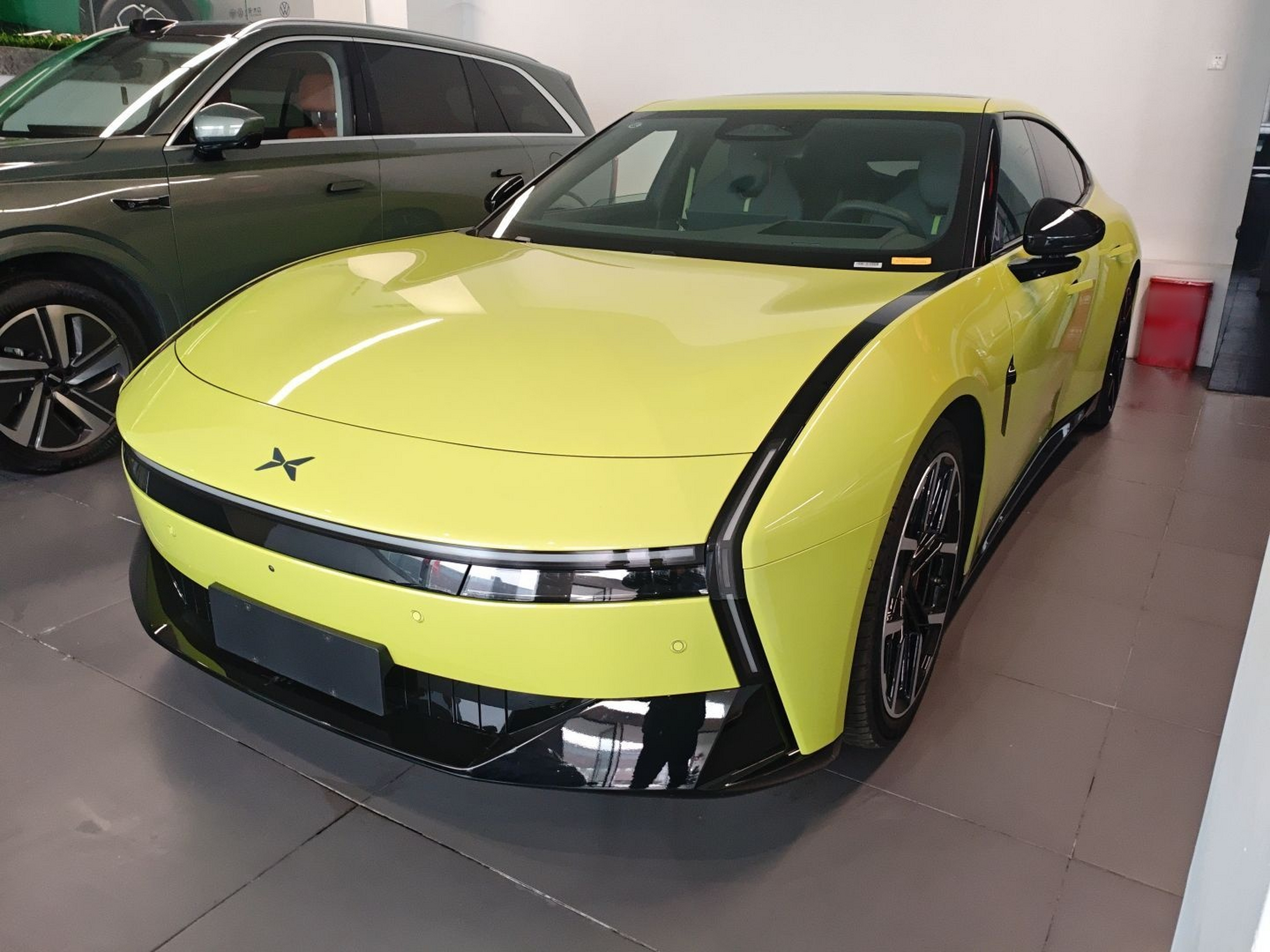 Под передней частью автомобиля