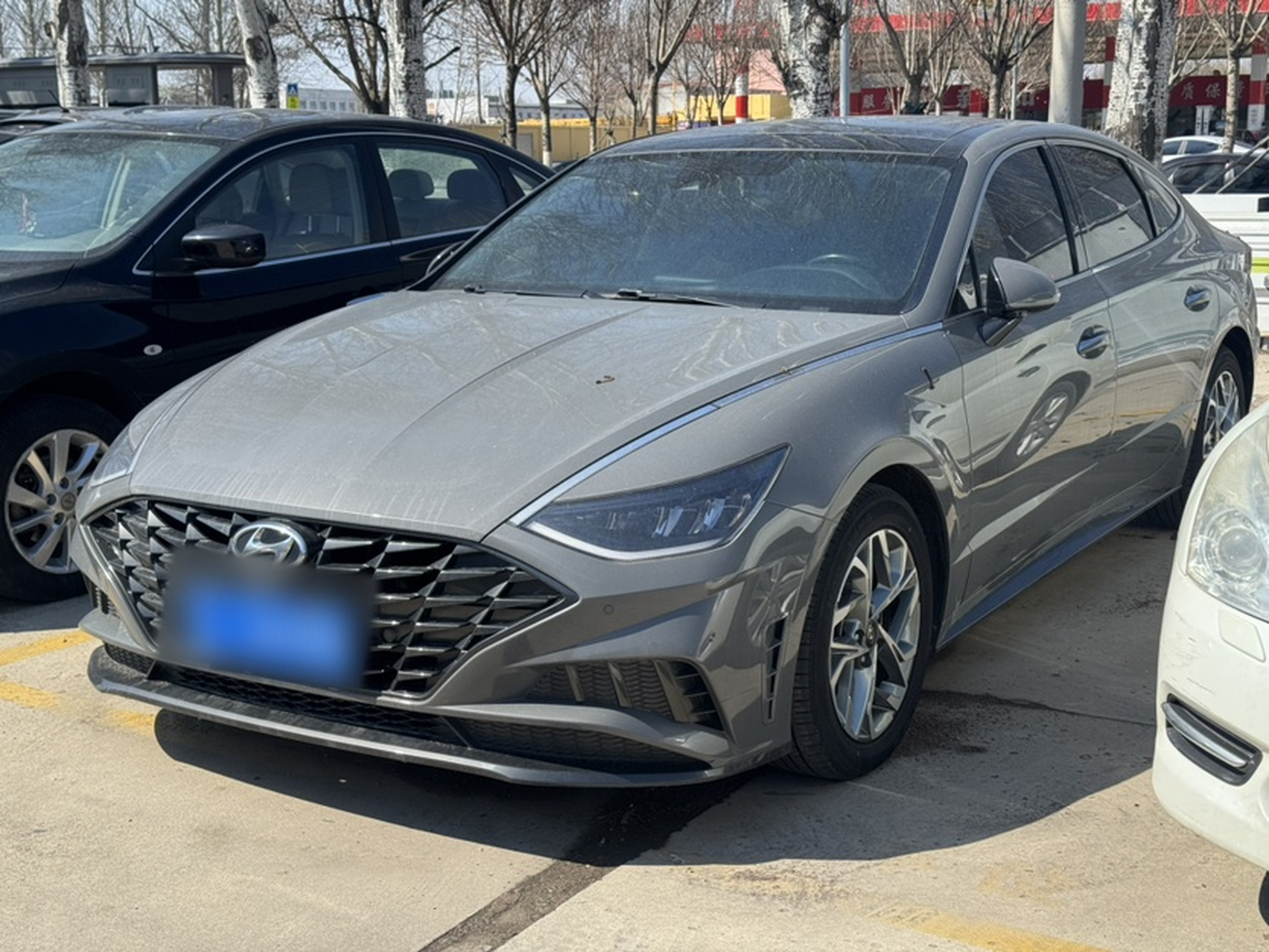 Под передней частью автомобиля