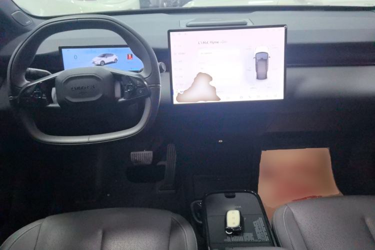 Used Lynk & Co Z20 2025 530 km Range Rear-Wheel Drive Pro Center Console