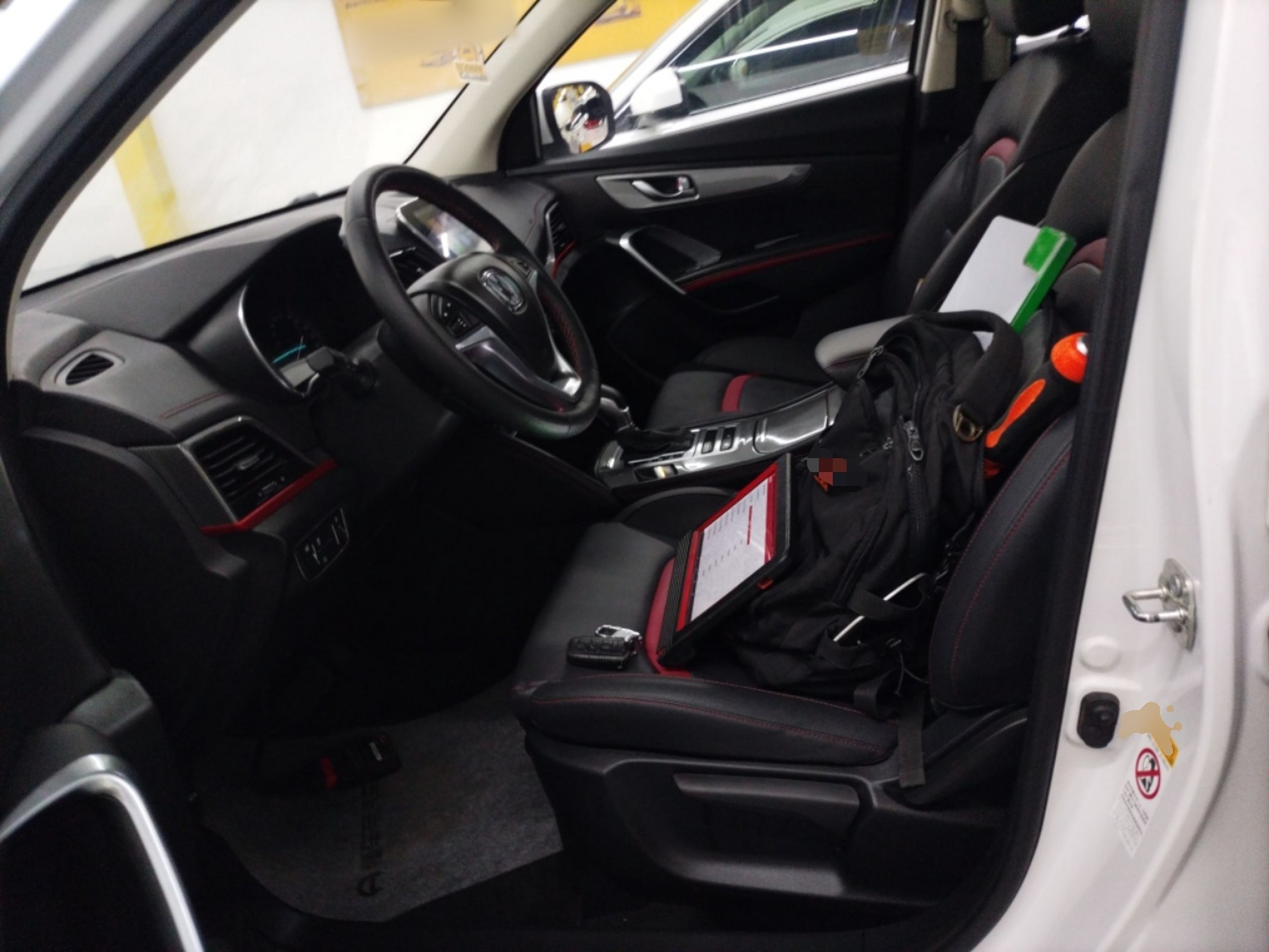 المقاعد الأمامية داخل السيارة