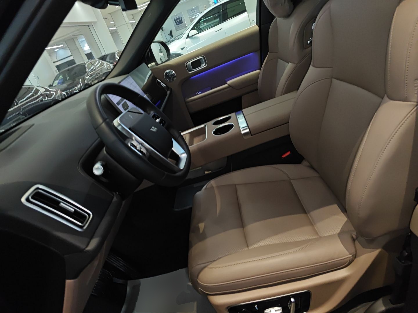 المقاعد الأمامية داخل السيارة