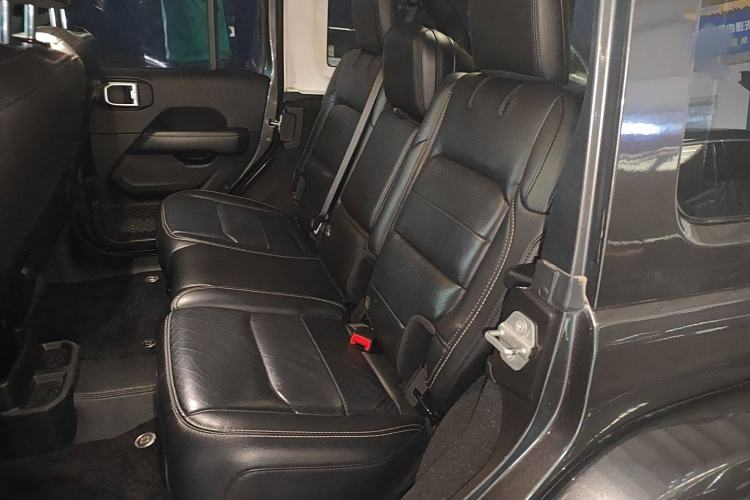 Used Jeep Wrangler 2019 2.0T Sahara Four-Door Brilliant Top Version China VI Emission Standard