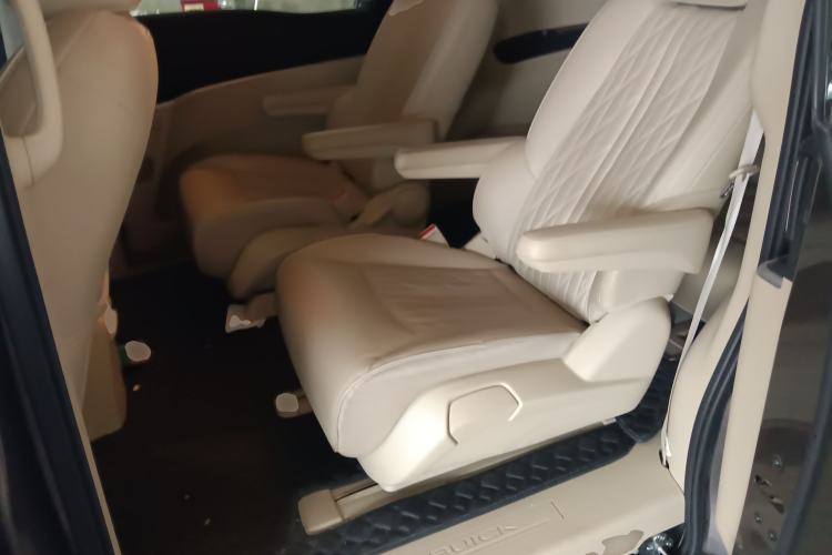 Used Buick GL8 2023 Facelifted Land Cruiser Executive Luxury Version
