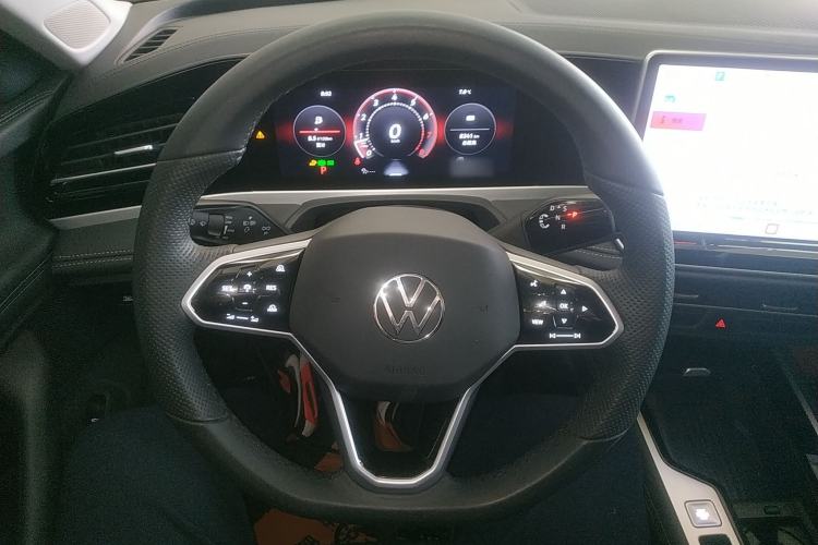Used Volkswagen Magotan 2024 300TSI DSG Prestige Edition—A Real Eye-Catcher Steering Wheel