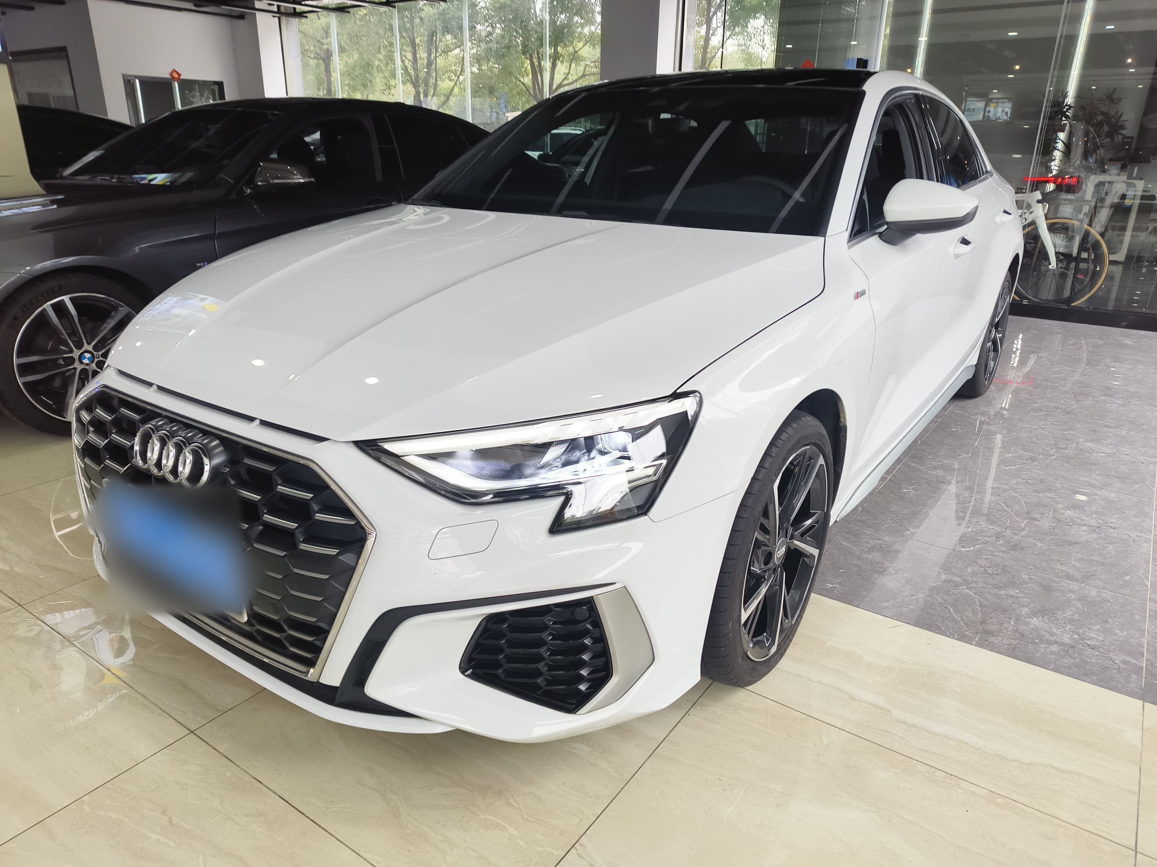 Под передней частью автомобиля