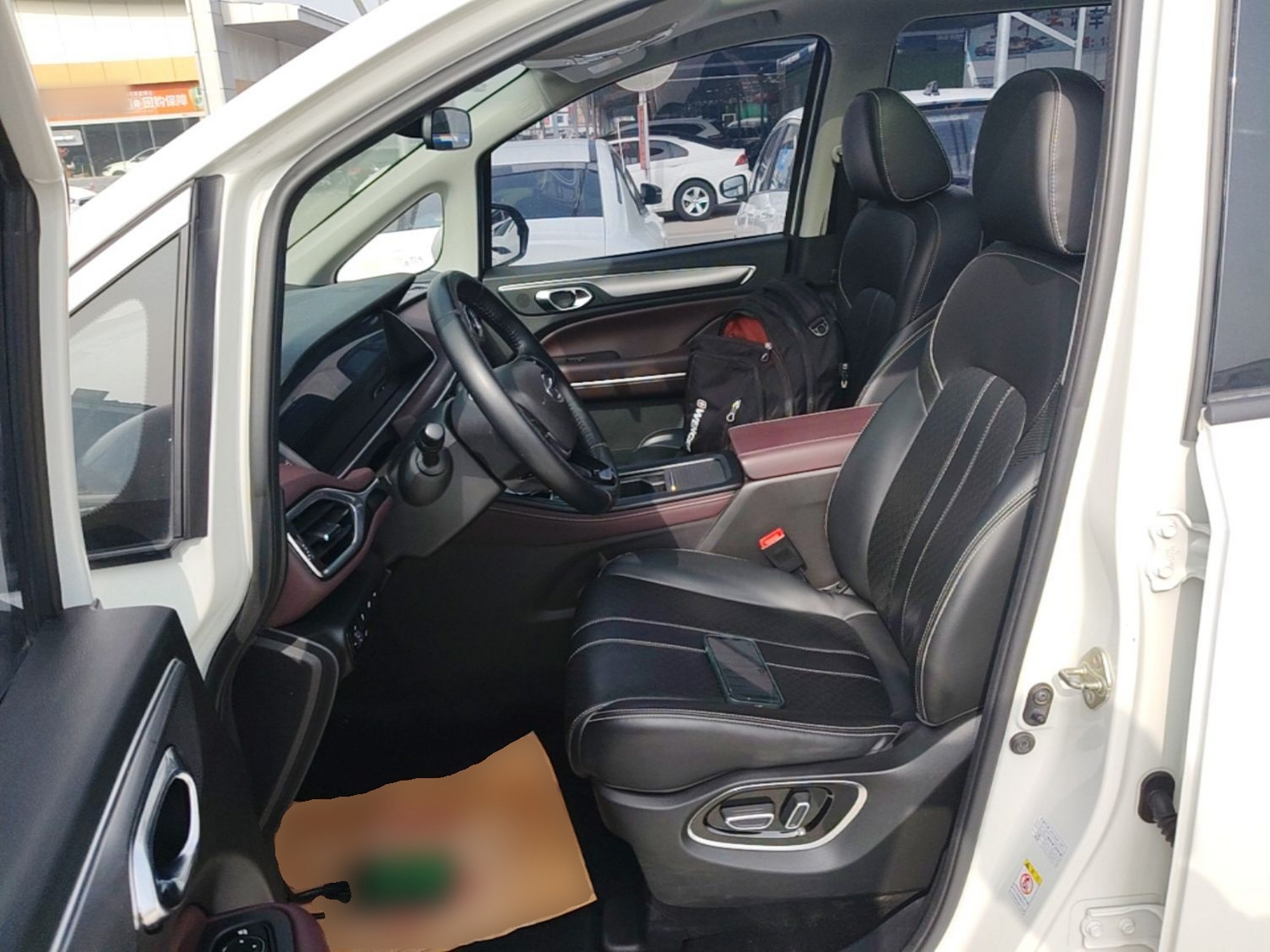 Переднее сиденье в автомобиле