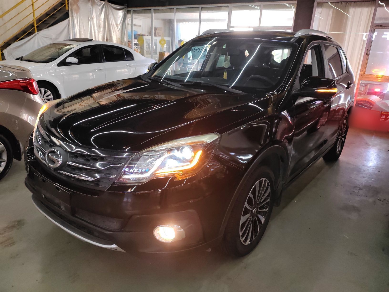 تحت مقدمة السيارة