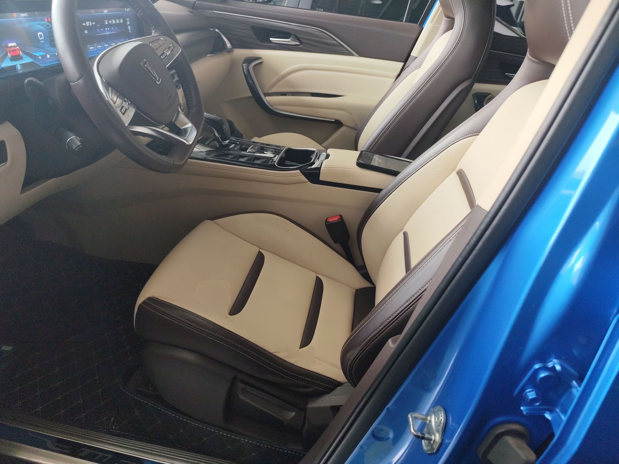 المقاعد الأمامية داخل السيارة