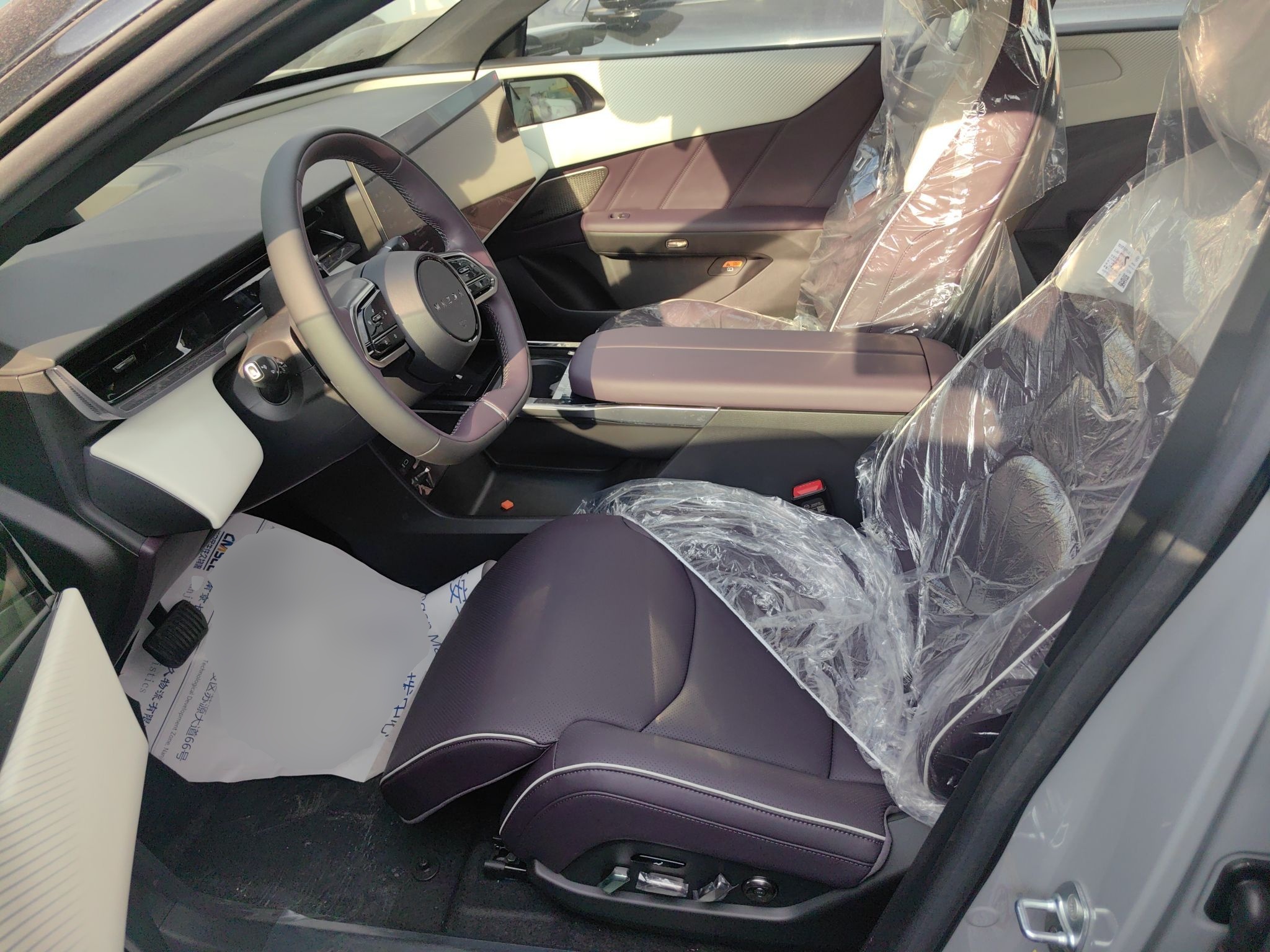 المقاعد الأمامية داخل السيارة