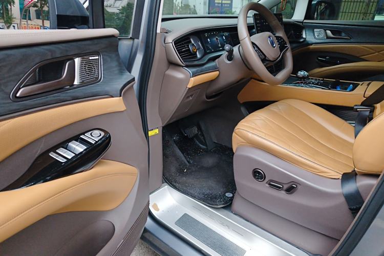 Used Denza D9 2022 DM-i 1040 Prestige Model