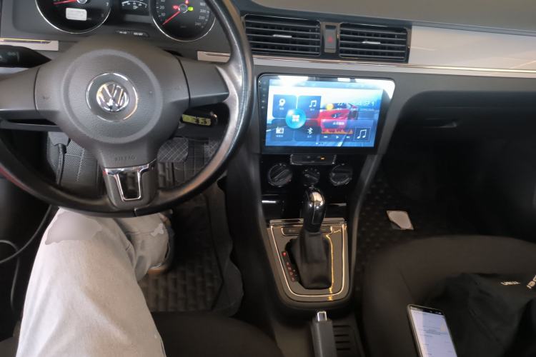 Used Volkswagen Bora 2015 Qihui Edition 1.6L Automatic Fashion Model Center Console