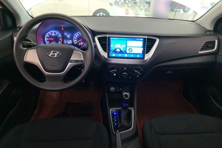 Used Hyundai Verna (new generation) 2016 1.4L Automatic Cool Edition GLS Center Console