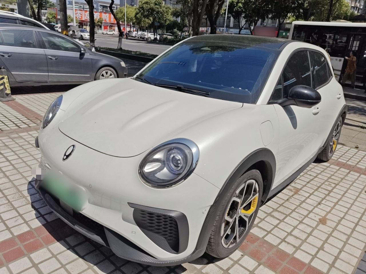 Под передней частью автомобиля