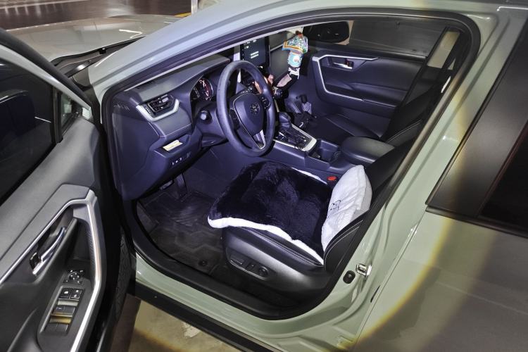 Used Toyota RAV4 2020 2.0L CVT Two-Wheel Drive Fashion Edition Interior 3