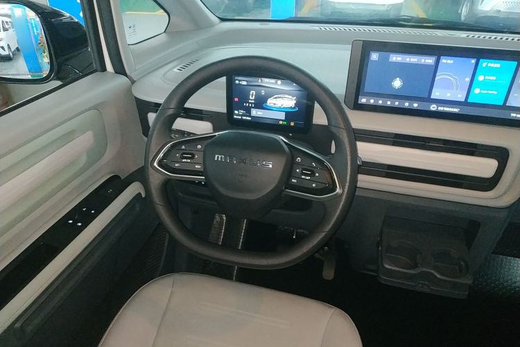 Used SAIC MAXUS Dana V1 2024 M1 Long-Wheelbase Low-Roof Passenger Version (64 kWh)
