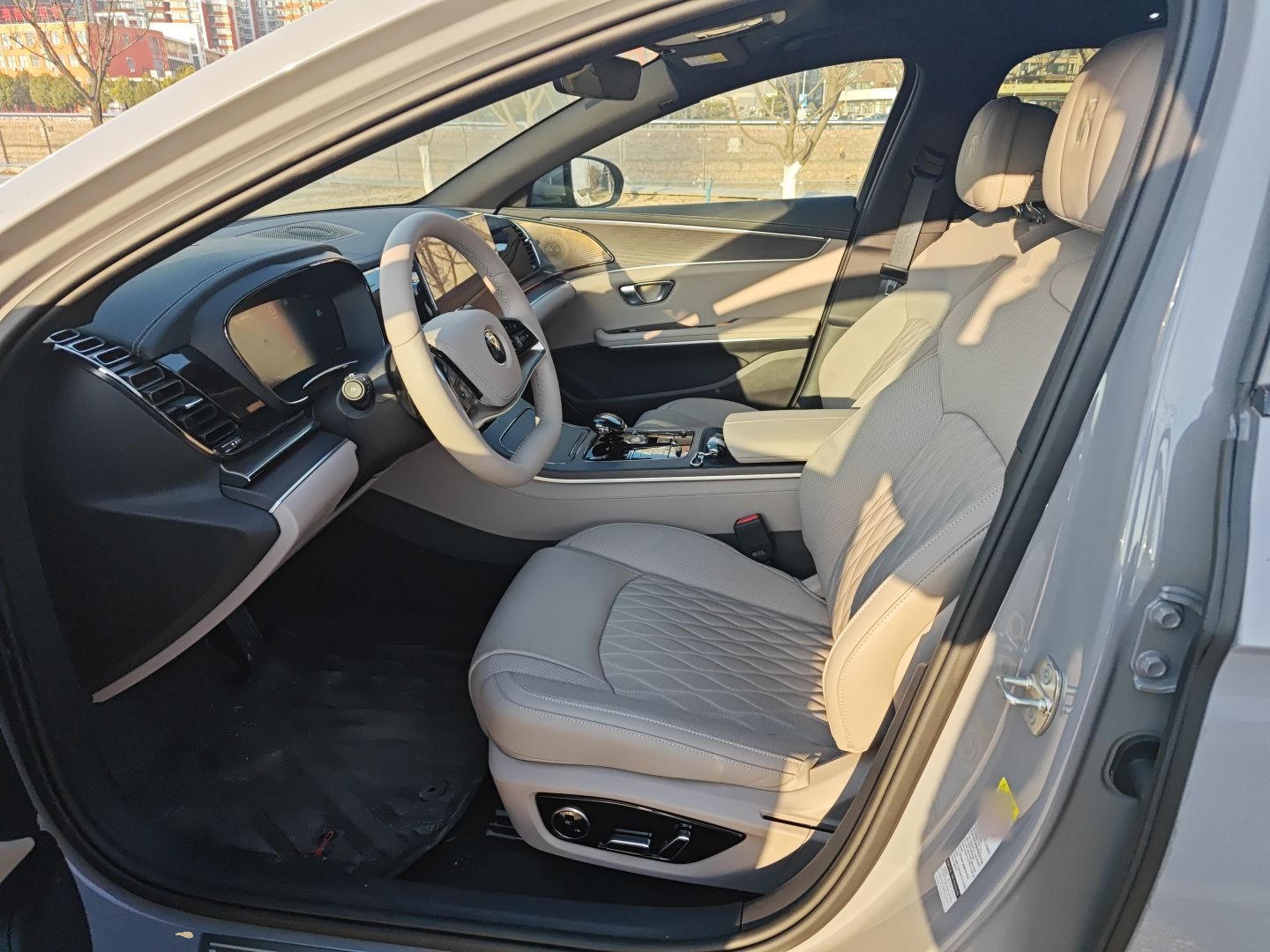 Переднее сиденье в автомобиле