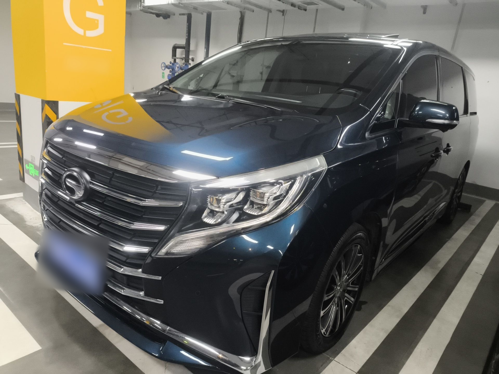 تحت مقدمة السيارة