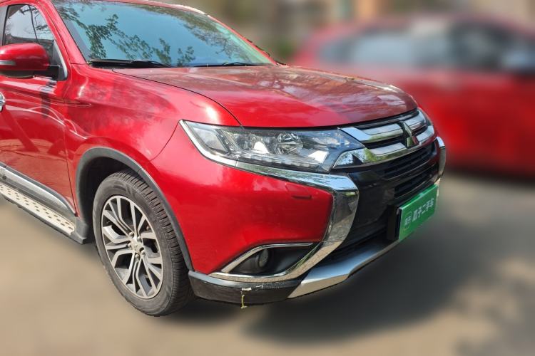 Used Mitsubishi Outlander 2016 2.4L 4x4 Elite Edition 5 Seats Front Right 45 Deg