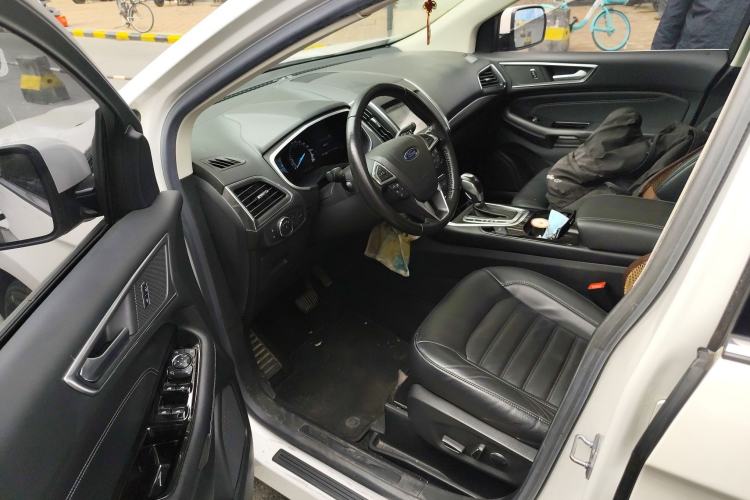 Used Ford Edge 2016 EcoBoost 245 Two-Wheel-Drive Titanium 7-Seater Interior 3