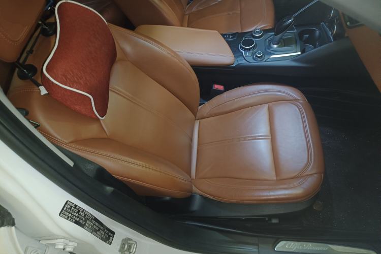 Used Alfa Romeo Giulia 2017 2.0T 280HP Luxury Edition Right Front Seat