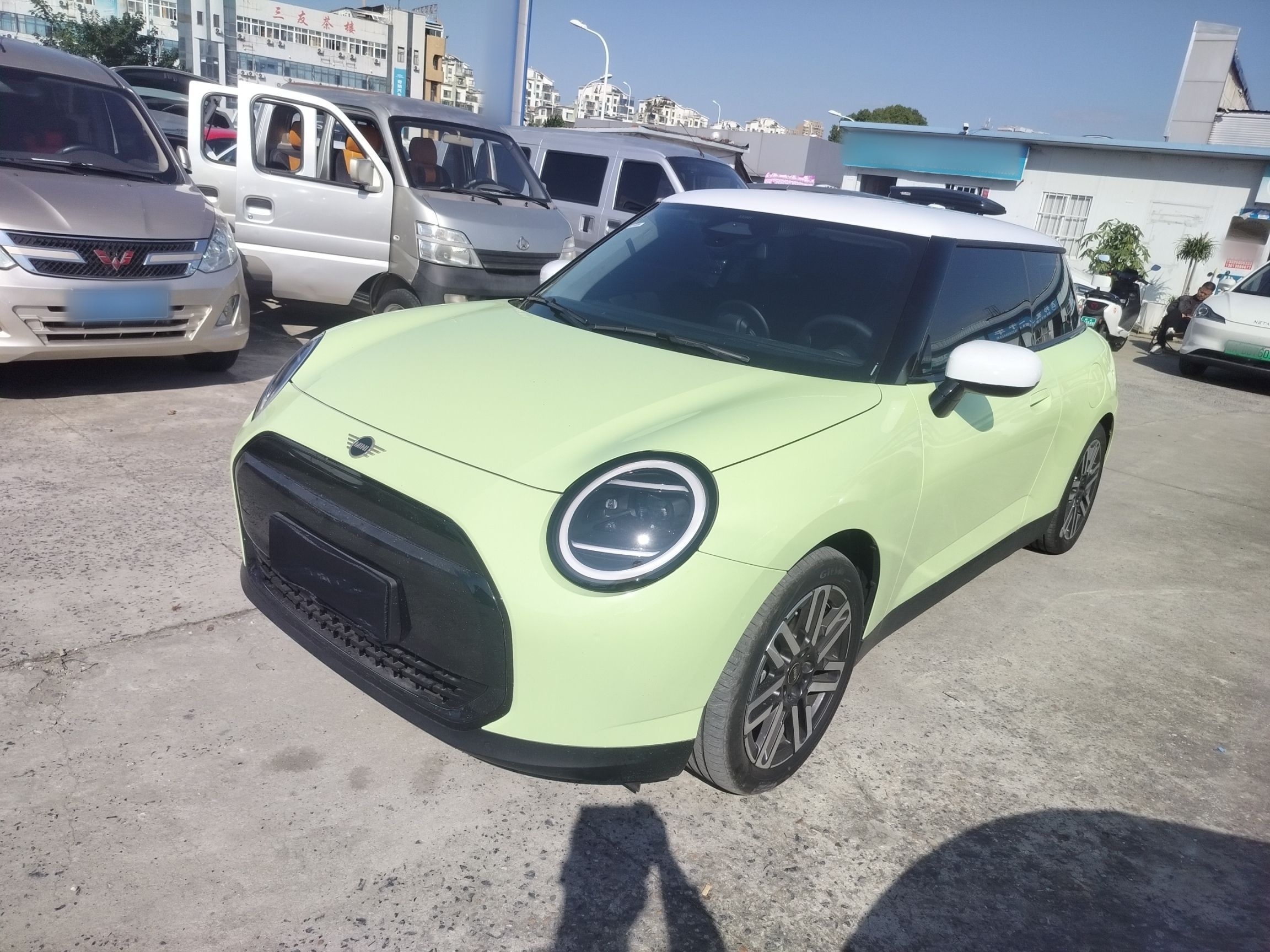 تحت مقدمة السيارة