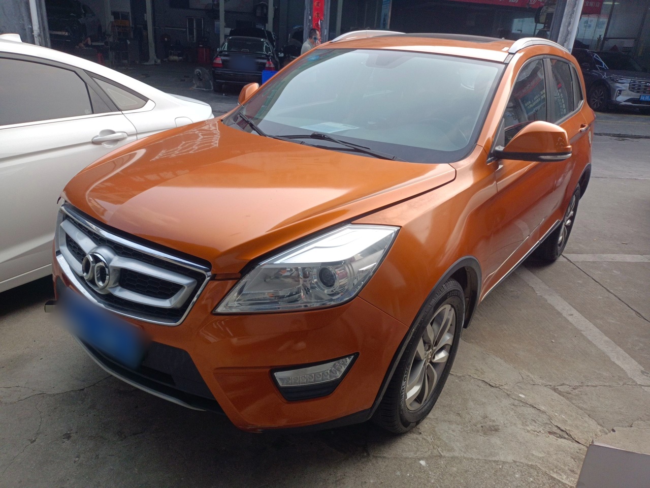 تحت مقدمة السيارة