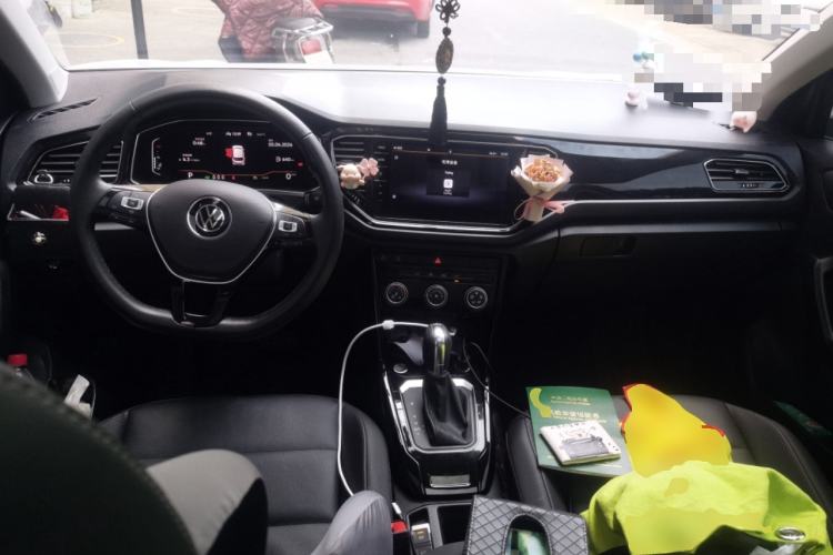 Used Volkswagen T-ROC 2021 280TSI DSG Two-Wheel Drive Comfort Connect Edition Center Console