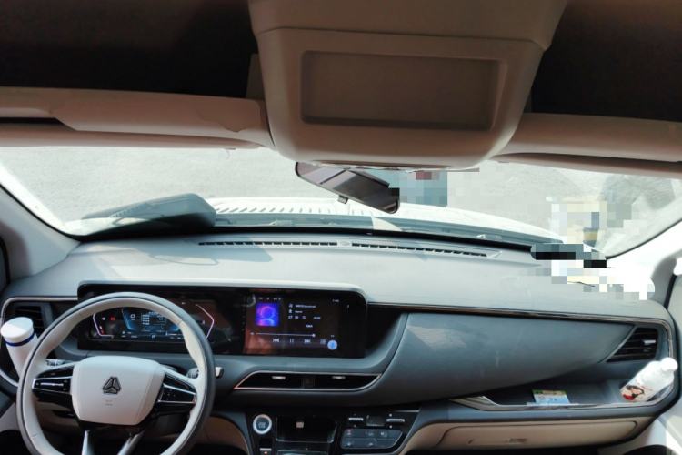 Used Sinotruk Pioneer V 2025 Multi-Function PRO Edition 2.0T Automatic Mid-Roof Mid-Height
