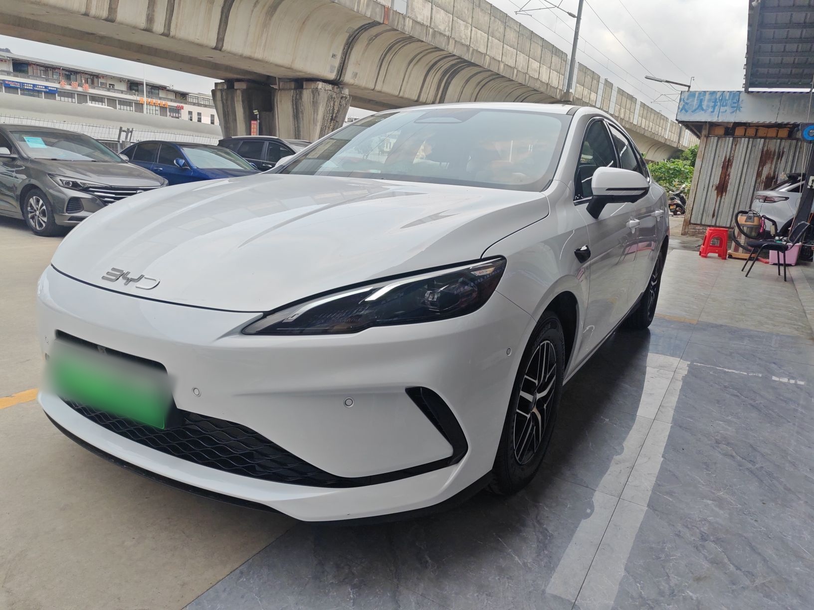 تحت مقدمة السيارة