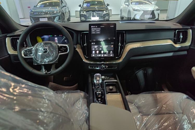 Used Volvo XC60 2026 B5 4x4 Smart Luxury Edition Center Console