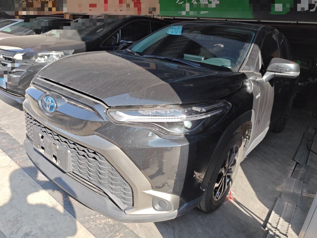 تحت مقدمة السيارة