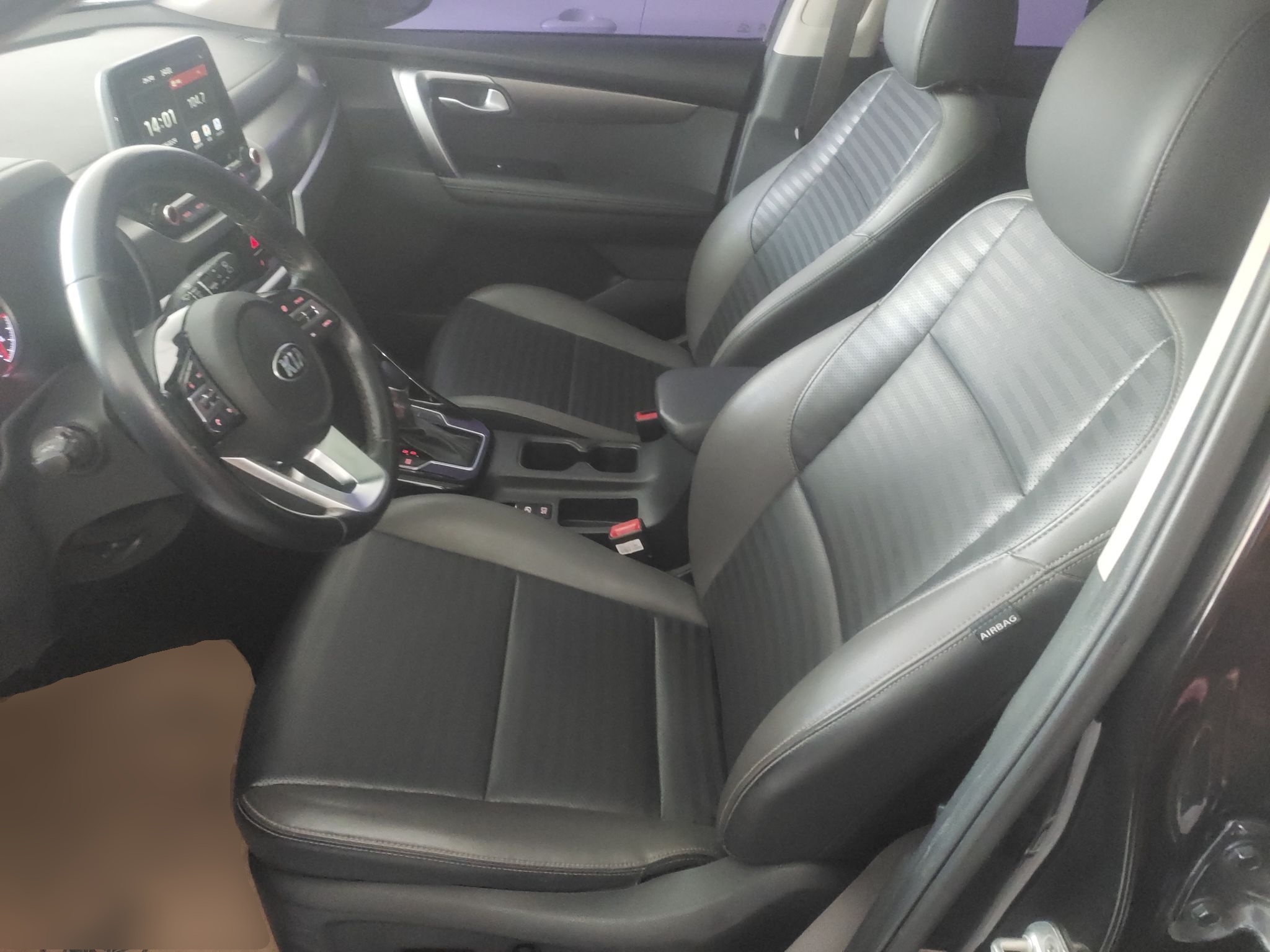 المقاعد الأمامية داخل السيارة