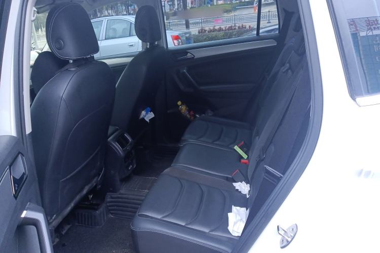 Used Volkswagen Tiguan L 2018 330TSI Automatic Two-Wheel Drive Luxury Edition Interior 4