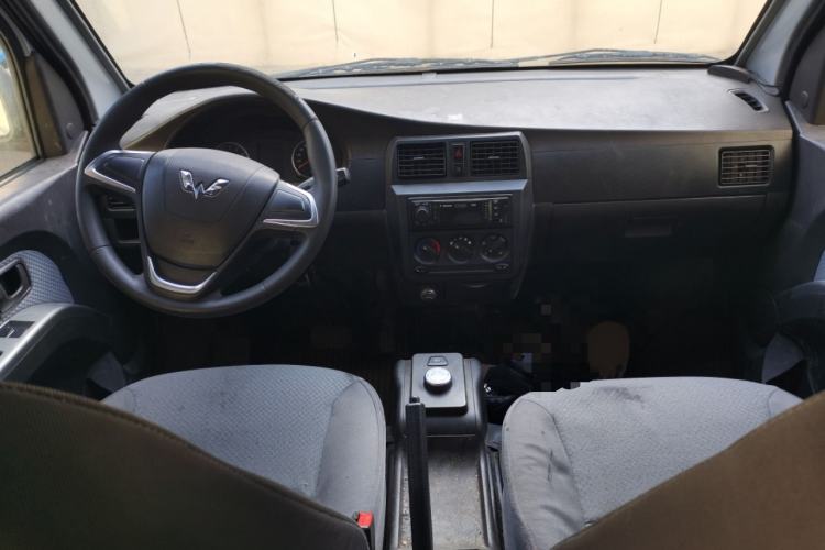 Used Wuling Rongguang EV 2022 Base Model Enclosed-Window Vehicle with 5 Seats Powered by Penghui Battery
