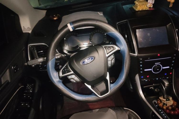 Used Ford Edge 2016 EcoBoost 330 V6 Four-Wheel-Drive Flagship Model with 7 Seats Steering Wheel