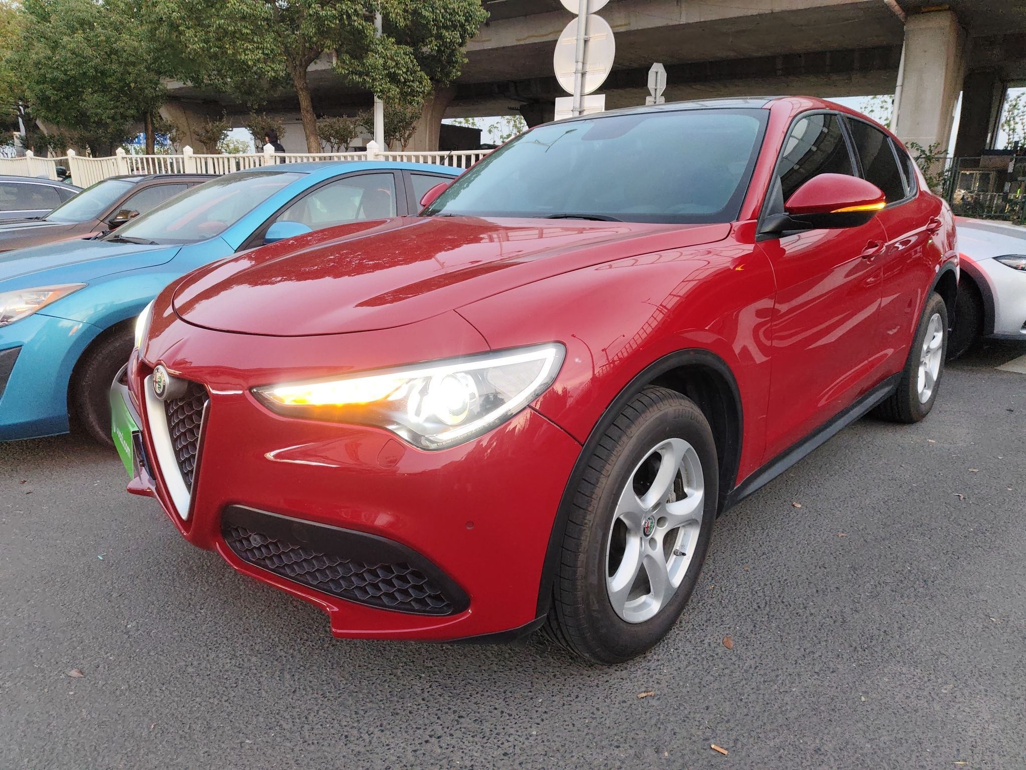 تحت مقدمة السيارة