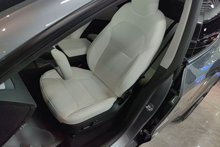 Used Tesla Model Y 2025 Long-Range All-Wheel-Drive Version Left Front Seat