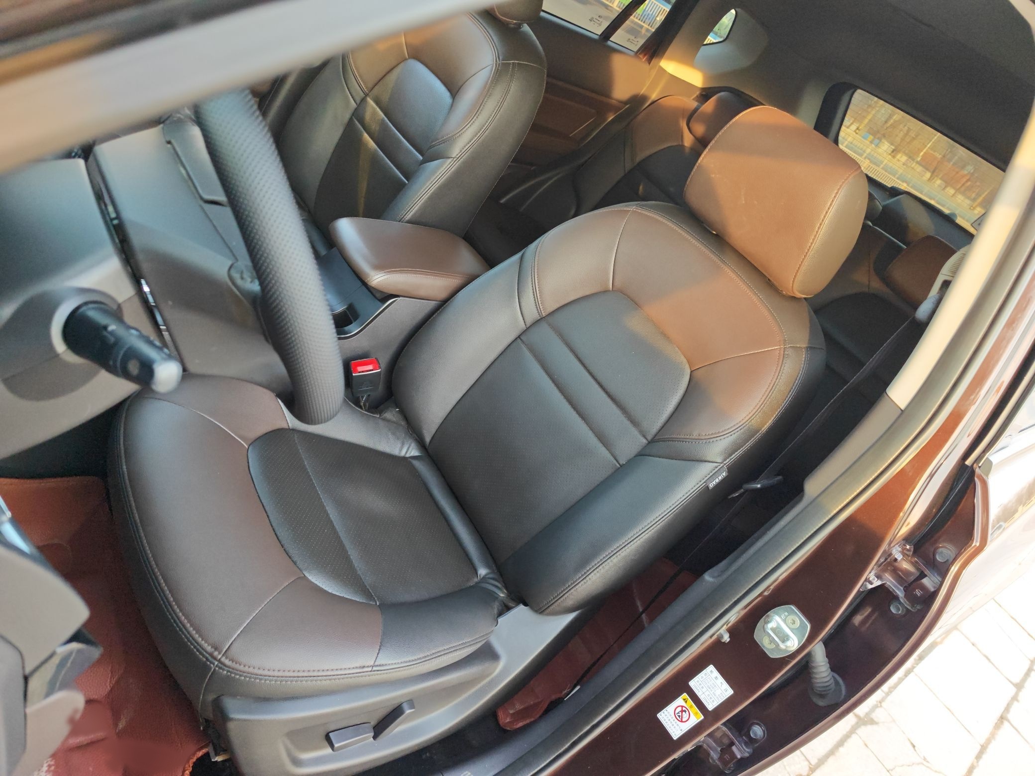 Переднее сиденье в автомобиле